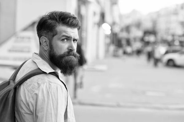 Cuando mi barba es larga voy a la peluquería. Hipster urbano al aire libre. Hombre barbudo en estilo casual. Barbería. Peluquería y salón de afeitar. Servicio de barbería. Tu cabello merece la mejor peluquería, espacio para copiar — Foto de Stock