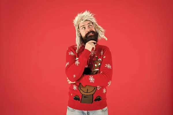 让圣诞节愿望。改变生活的决定。嬉皮士留着胡子的男人穿着冬季毛衣和帽子.新年快乐。冬季派对服装。男人体贴的面部表情。艰难的决定决定的作出 — 图库照片