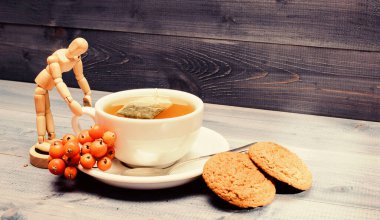 Seramik fincan sıcak demlenmiş çay içeceği. Aromatik rowanberry içeceği için. Sağlık hizmetleri kocakarı ilaçları. Mavi arka planda bir fincan çay yakın plan. Lezzetli gurme tadı. Kafe menüsü. Çilek çayı.