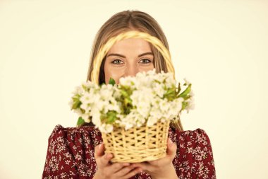 İmkansız bir koku. Çiçekçideki kız. Doğal bir yetenek. Mutlu kadın sepetinde çiçek taşıyor. Bahar çiçeği aranjmanı. Güzel yaz çiçekleri. Kadın çiçekçi tasarımcı. Kadınlar ve Anneler Günü