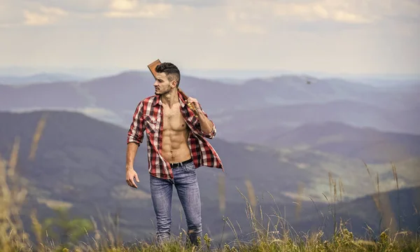 Entdecken Sie Geräusche der Natur. Musikalische Wanderer finden Inspiration in den Bergen. Friedlicher Wanderer. Unbekümmerter Wanderer. Die Gipfel bezwingen. Mann wandert mit Gitarre auf Berg. Typische Wanderer genießen Natur pur — Stockfoto