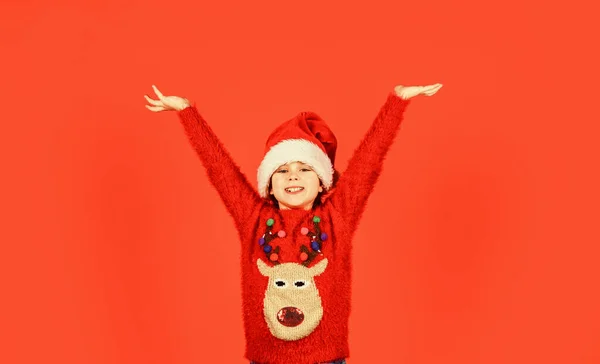 크리스마스 파티 시간이야. 새해 파티 준비 됐어. 내가 제일 좋아 하는 명절이야. 겨울 휴가를 좋아 합니다. 기분이 좋아 져요. 작은 산타 도우미는 행복을 느낀다. 빨간 모자를 쓴 작은 소녀 산타 클라우스 — 스톡 사진