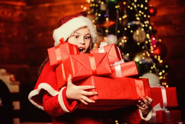 Aproveitando as vendas de Natal. A menina do Pai Natal. Compras presentes. Menina segurar presente de férias. No Natal. Caixa de presente. Criança duende. Um presente de Natal. Feliz Ano Novo. Presente fot você — Fotografia de Stock