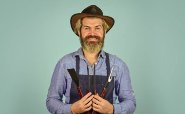 Yürüyüş. Izgara ve barbekü. Yaz barbeküsü pişirme. Barbeküyle ilgili şeyler. Barbekü Izgara Sokak Yemekleri. Mutlu bir ailede dışarıda yemek yemek. tatil kutlaması konsepti. Adam barbekü için yemek pişiriyor.