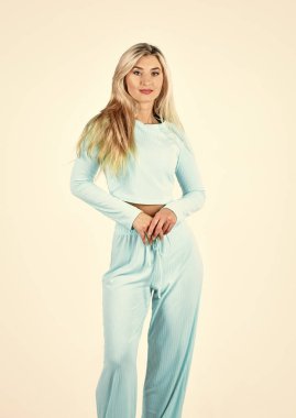 Havalı ve seksi. Şık spor kıyafetleri içinde çekici bir kadın. Eşofmanlı ve kazaklı bir kız. Açık hava sporları ve şehir tarzı. Mükemmel vücut yapısı olan güzel bir fitness kadını. Eğitim elbiseli kız.