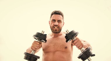 Güçlü karın kası olan bir sporcu. Steroitler. Atletik vücut. Aptal jimnastik salonu. Fitness sağlık diyeti. Halterle egzersiz yapan kaslı, sinirli bir adam. Spor malzemeleri. Mükemmel altılı paket. Spor bizim hayatımız.