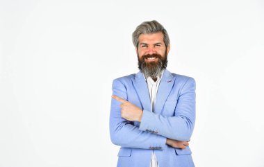 Beyazda izole edilmiş profesyonel iş adamının portresi. resmi erkek modası. Vahşi güzellik ve berber. İş adamı şık kıyafetler giyiyor. Güzel saç stili olan yakışıklı bir adam. Boşluğu kopyala
