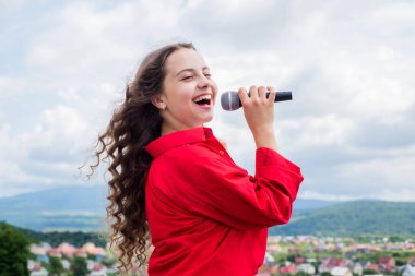 Kız şarkı söylüyor. vokal okulu konsepti. Karaoke kulübü. Müzik benim hayatım. Çocuk mikrofonla şarkı söylüyor. Neşeli etkinlik yöneticisi. Çocuk partide iyi eğlenceler. Mikrofonlu mutlu şarkıcı. Klasik havalı
