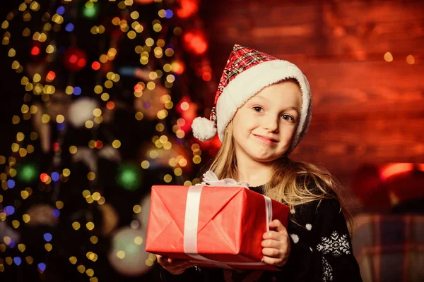 Niño adorable desgaste sombrero de santa celebrar la Navidad. Compra regalo de Navidad. Compras de invierno. Niña lindo niño celebrar regalo envuelto cerca del árbol de Navidad. Fiesta de vacaciones que realmente suena divertido. Feliz Navidad. —  Fotos de Stock