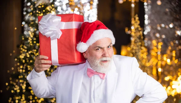 El abuelo barbudo celebra la Navidad. Fiesta de Navidad. Hombre mayor con barba. Regalo de Navidad. Feliz Santa Claus. Celebremos el feliz Año Nuevo. Que esta temporada festiva brille y brille — Foto de Stock