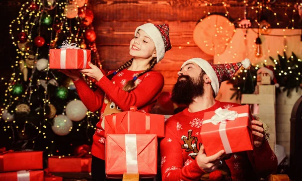 サンタのプレゼント交換だ。包装されたギフト箱が付いている父そして小さい娘。父と小さな子供はクリスマスプレゼントの驚きを準備する。幸せな家族ボクシングの日にギフトボックスを保持 — ストック写真