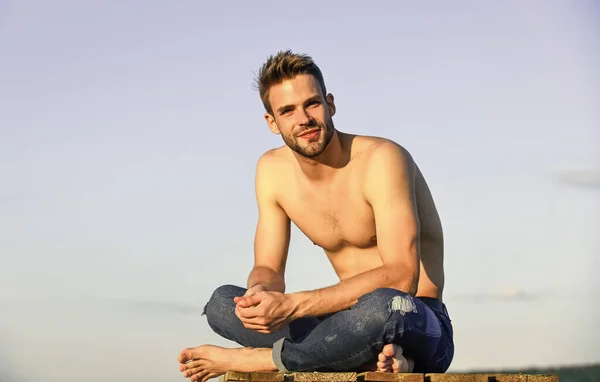 Sexy nachdenklicher Mann entspannt sich im Freien. Männliche Schönheit. Modeste. Attraktiv und geheimnisvoll. Muskulöser nackter Oberkörper. Sommerzeit. Fitnessmodell. Sportlich hübscher Macho. Muskelkräftiger Körper. Muskulöse Brust — Stockfoto