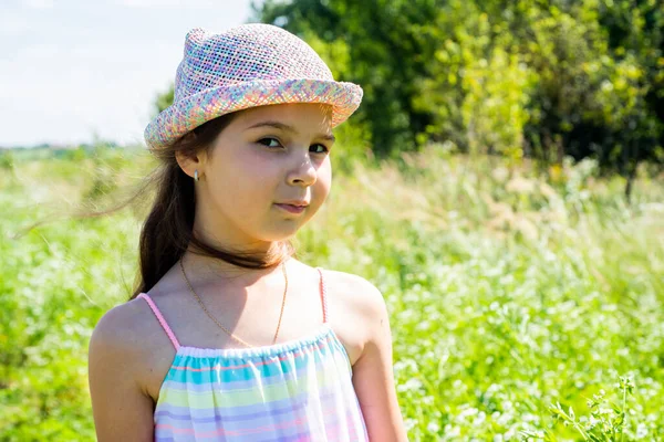 Det är coolt att vara barn. Lilla flicka barn soligt landskap. Skönhet utseende små barn. Barnomsorg och barndom. Sommarsemester. Fritid. Modetrend. Trendig stil. Internationella barnens dag — Stockfoto