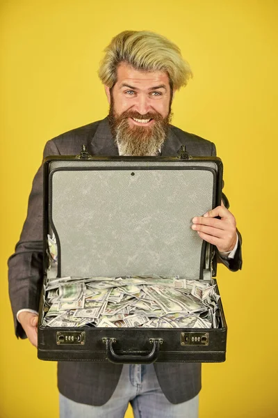 Δισεκατομμυριούχος. να ζεις στην πολυτέλεια. τσάντα με δολάριο. Ευτυχισμένος και επιτυχημένος άντρας κρατάει την υπόθεση χρημάτων. γενειοφόρος δείχνει χαρτοφύλακα γραφείο. Καλή δουλειά. επιτυχημένη επιχειρηματική ιδέα. πλούσιος με μούσι. — Φωτογραφία Αρχείου
