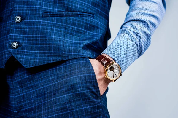 A pontualidade é essencial no mundo dos negócios. Relógio de luxo usado no pulso masculino. Relógio elegante. Observando a pontualidade. Tempo de negócios. Compromisso com prazos — Fotografia de Stock