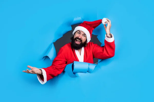 Skäggig tomte man i hatt leende medan förbereda sig för att fira gott nytt år fest och jul semester på vintern kommer att ha julklappar, kul — Stockfoto