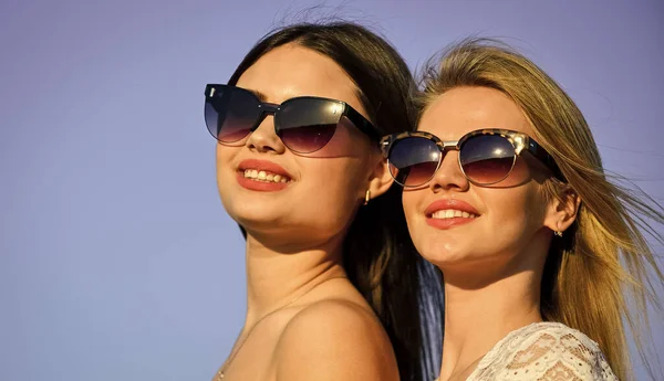 Moda de verano. Encuentra la fuerza interior de la mujer. Armonía y equilibrio. Concepto de feminidad. Hermosas mujeres en el día soleado fondo cielo azul. Hermandad y comunidad femenina. Amistad femenina. Poder femenino — Foto de Stock