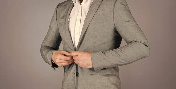 Homem de pé sobre fundo cinza. Casaco de botão de homem de negócios. homem elegante que parece moderno. Guarda-roupa dos homens. homem elegante vestido de terno. modelo de moda formal — Fotografia de Stock