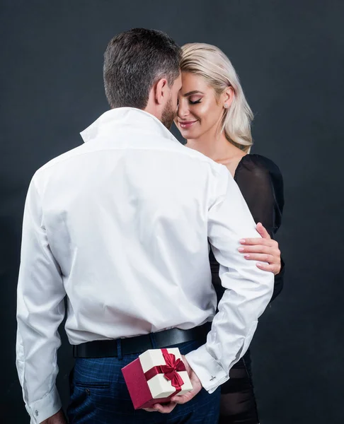 Чоловік і жінка пара на обмін коханнями подарункова коробка, любов і романтика — стокове фото