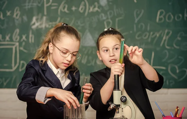 Biologieunterricht. Zurück zur Schule. Kleine Wissenschaftler arbeiten mit dem Mikroskop. wenn kleine Dinge viel bedeuten. Kinder unter dem Mikroskop. wissenschaftliche Experimente im Labor. Kleine Mädchen im Schullabor. Mikroskop — Stockfoto