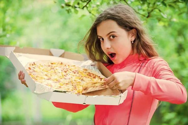Θεέ μου. Παράδοση πίτσας. ανθυγιεινά και υγιεινά τρόφιμα. Χαρούμενη παιδική ηλικία. Το παιδί πεινάει. Το πεινασμένο παιδί θα φάει ιταλική πίτσα. έννοια fast food. Χαρούμενη ημέρα των παιδιών. μικρό κορίτσι τρώει πίτσα — Φωτογραφία Αρχείου