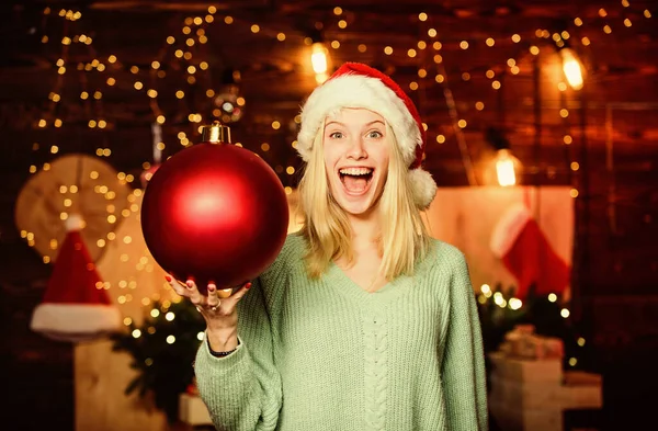 Decorazioni glamour. Addobbi natalizi. Amo decorare tutto intorno. Ragazza Babbo Natale tenere palla per decorare interni. Un grande giocattolo scintillante. Buon Natale a tutti. Decorazioni natalizie festive — Foto Stock