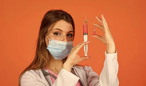 Concept des analgésiques. Médicaments modernes. Injections de soulagement de la douleur. Injections d'anesthésie. Infirmière avec seringue. Procédures médicales indolores. Adorable femme faisant des injections. Vaccination et traitement — Photo