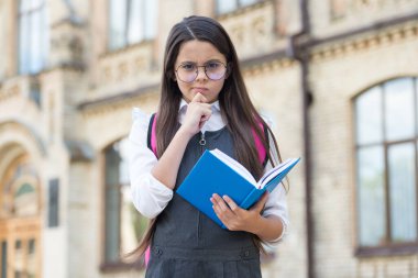 Oku ve düşün. Düşünceli çocuk dışarıda kitap okuyor. Okul kütüphanesi. Edebiyat eğitimi. Okuma dersi. Ev ödevi. Edebiyat ve dil. Hayal gücü ve hayal gücü. Bilgi ve bilgi