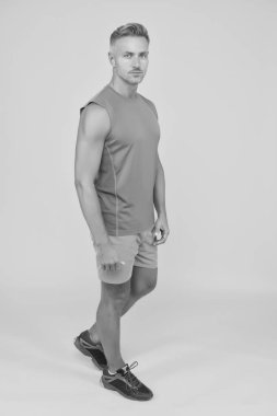 Kaslı vücut. İyi durumda. Spor kıyafetleri içinde güçlü bir sporcu. Sporcu fiziksel olarak fit. Aktif sporcu. Sağlık ve sağlıklı yaşam tarzı. Spor ve spor. Antrenman ve spor. Olgun ve çekici.