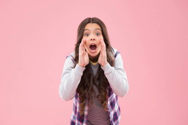 Herkesin dikkatine. Küçük kız el ele tutuşarak çığlık atıyor. İndirim ve indirim. Alışveriş sezonu. Kara Cuma. Siber Pazartesi. Moda. Dikkat, lütfen.