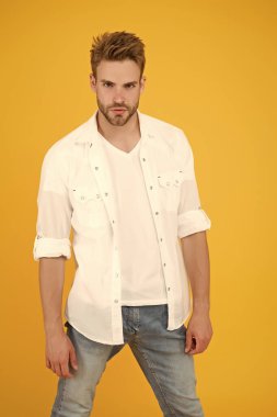 Ayrıcalıklı konuma ulaştım. Çekici adam gömlek giyer. Cazibesine güveniyor. Sakallı adam iş stili. Yakışıklı bir manken. Seksi maço adam. Resmi moda. Resmi tarz. Kıyafet dükkanı.