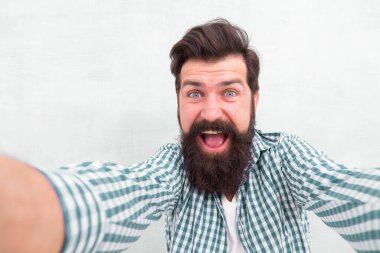 Mutluluk her şeydir. Sakallı mutlu hippi ağzını açık tut. Sakallı adam mutluluğu hisset. Eğlence ve zevk. Olumlu duyguları tecrübe etmek. Gülümsüyor ve gülüyor. Tatil kutlaması. selfie