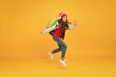 Sonunda mezun oldum. Çocuk geç kalıyor. Özgürlük duygusu. Çocukluk aktivitesi. Küçük kız kulaklıkla müzik dinliyor. Okula dönüyorum. Okula koşan küçük liseli kız. Acele et. Tatil zamanı.