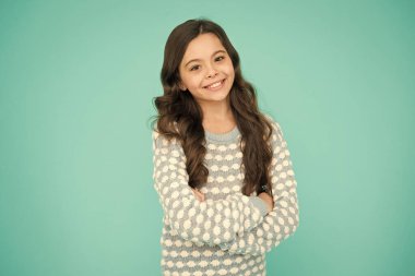 Çocuk bakımı. Mutlu bir çocukluk. Güzel çocuk. Duygusal bir kız. Küçük kız mavi arka plan. Uzun saçlı, gülümseyen küçük kız. Güzellik ve sağlık. Çocukluk ve kızlık. Uluslararası Çocuk Günü