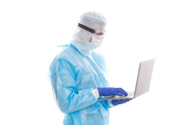 İş arkadaşlarıyla konferans. Coronavirüs salgını ve covid salgını. Evde kal. Mesafe doktoru yardım. Kendini izolasyon ve karantina süresince evden bilgisayar başında çalışan bir epidemiyolog.