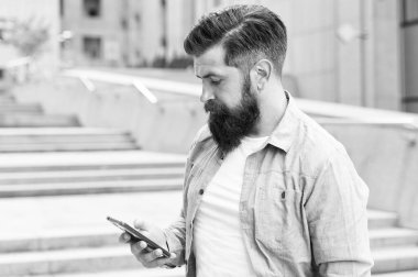 Çevrimiçi sohbet. Açık havada akıllı telefondan hippi sohbeti. Canlı sohbet. Gerçek zamanlı mesajlaşma odaları. Sohbet uygulaması. Anında mesajlaşma. SMS mesajlaşması. Yeni teknoloji. 3G mi? 4G mi? Modern hayat. Mobil iletişim