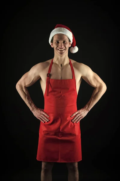 Sana yemek yapayım. Kaslı adam Noel Baba şapkası takıyor. Siyah arka planda vücut geliştirici. Kış tatili Kaslı sporcu yeni yılı kutluyor. Noel ruhu. Noel geleneği. Mutlu Noeller. — Stok fotoğraf