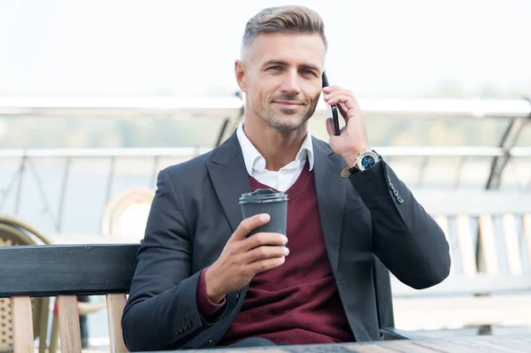 Hombre de negocios guapo hablar en el teléfono móvil beber taza de café para llevar, beber — Foto de Stock