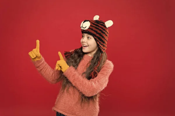 Äventyr väntar med nya kläder. liten glad flicka i stickad hatt. Glada barn i handskar bär varma kläder. ha kul på vintersemester. Det är jul. mode för barn. tillbehör till roliga stickade kläder — Stockfoto