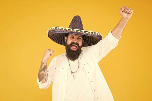 Mexikanischer Performer. Mexikanische Traditionen. Entdecken Sie die mexikanische Kultur. Feiern Sie traditionelle Feiertage. Glücklicher Mann Sombrero Souvenir Strohhut. Planen Sie Sommerferien. Festspielkonzept. Hipster haben Spaß — Stockfoto