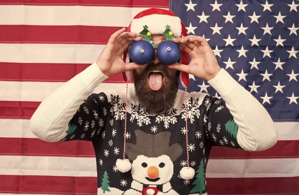 Wielkie oczy. Wzruszające spojrzenie. Cieszę się, że widzę. Brodatego Amerykanina. Świętujcie Boże Narodzenie i Nowy Rok po amerykańsku. Zimowe pozdrowienia. Dobrze się bawię. Wspaniałe amerykańskie święta. Szczęśliwy Santa amerykańska flaga tle — Zdjęcie stockowe
