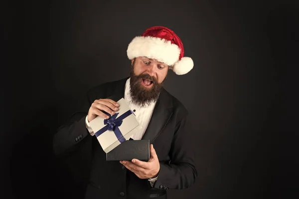 上司を驚かせて。幸せなビジネスマンはクリスマスの驚きを得た。興奮した男は驚きの箱を開きます。サンタクロースからの驚き。クリスマスプレゼント。新年のプレゼント。特別な気分にさせて — ストック写真