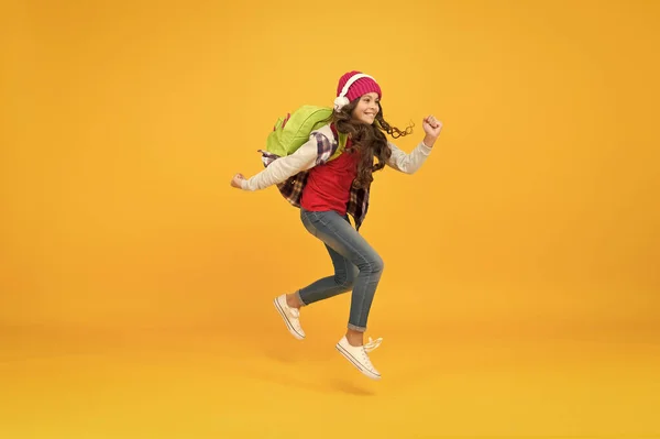 Eindelijk afgestudeerd. kind te laat is. gevoel van vrijheid. kinderactiviteit. Meisje luistert muziek in koptelefoon. terug naar school. Een klein schoolmeisje dat naar school rent. Schiet op met de vakantie. — Stockfoto