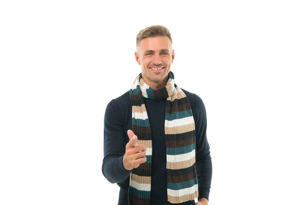 Šťastný dospělý muž v zimě teplý pletený šátek ukazující prstem izolovaný na bílém, zimní dovolená — Stock fotografie