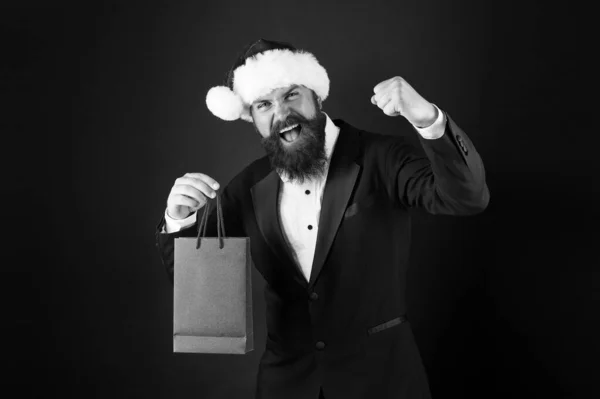 Minden, ami a téli hűvösség elleni küzdelemhez kell. Örömmel vásárolok. A szakállas férfi bevásárló táskát tart. Vegyél újévi ajándékokat. Ajándékokat venni. Kedvezményes a klubtagoknak. A vásárlás kézbesítése — Stock Fotó