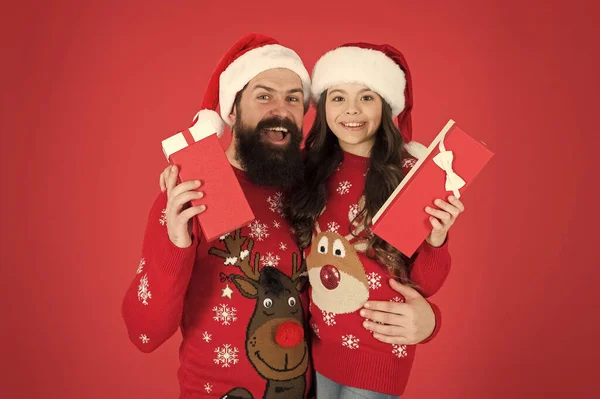 Online παράδοση δώρων. Χαρούμενη οικογένεια κρατήσει χριστουγεννιάτικα δώρα. Ο Άγιος Βασίλης και το μικρό παιδί πήραν δώρα για το νέο έτος. Ημέρα πυγμαχίας. Χριστουγεννιάτικα δώρα. Γιορτάστε τα Χριστούγεννα και το Νέο Έτος — Φωτογραφία Αρχείου