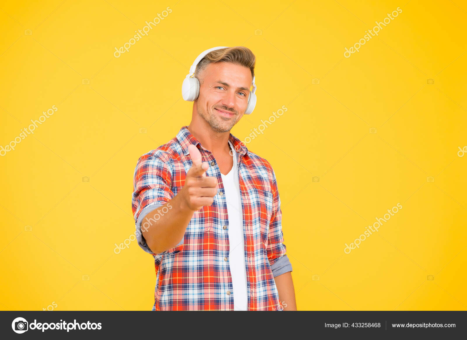 Почувствуй Ритм. Счастливчик Слушает Музыку, Указывающую.