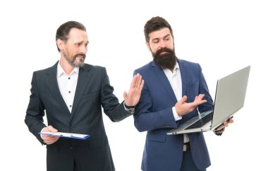 İş planı. İnternet sörfü yapan bir yönetici ya da patron. Muhasebe için yazılım. İş toplantısı. Sakallı adam finansal rapor dizüstü bilgisayarı gösterdi. İlerlemeyi tartışıyoruz. Meslektaşlar birlikte çalışır.