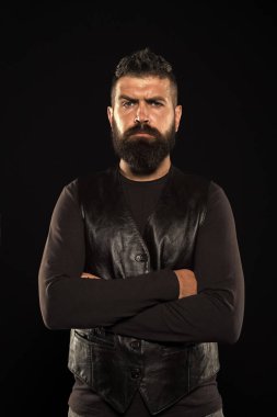 Bütün gün kendimden emin hissediyorum. Sakallı adam kollarını kavuşturur. Moda modelinin kendine güveni tam. Gündelik tarzda koyu bir geçmişi olan kendine güvenen bir hippi. Moda ve tarz trendleri. Kendinden emin ve çekici.