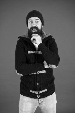 Sıcak ve rahat. Moda erkek giyim mağazası. Erkeksi kıyafet konsepti. Kış erkek giyim. Kıyafet tasarımı. Sakallı, sıcak kazaklı ve kırmızı şapkalı bir adam. Kış sezonu erkek giyim. Kişisel stilist